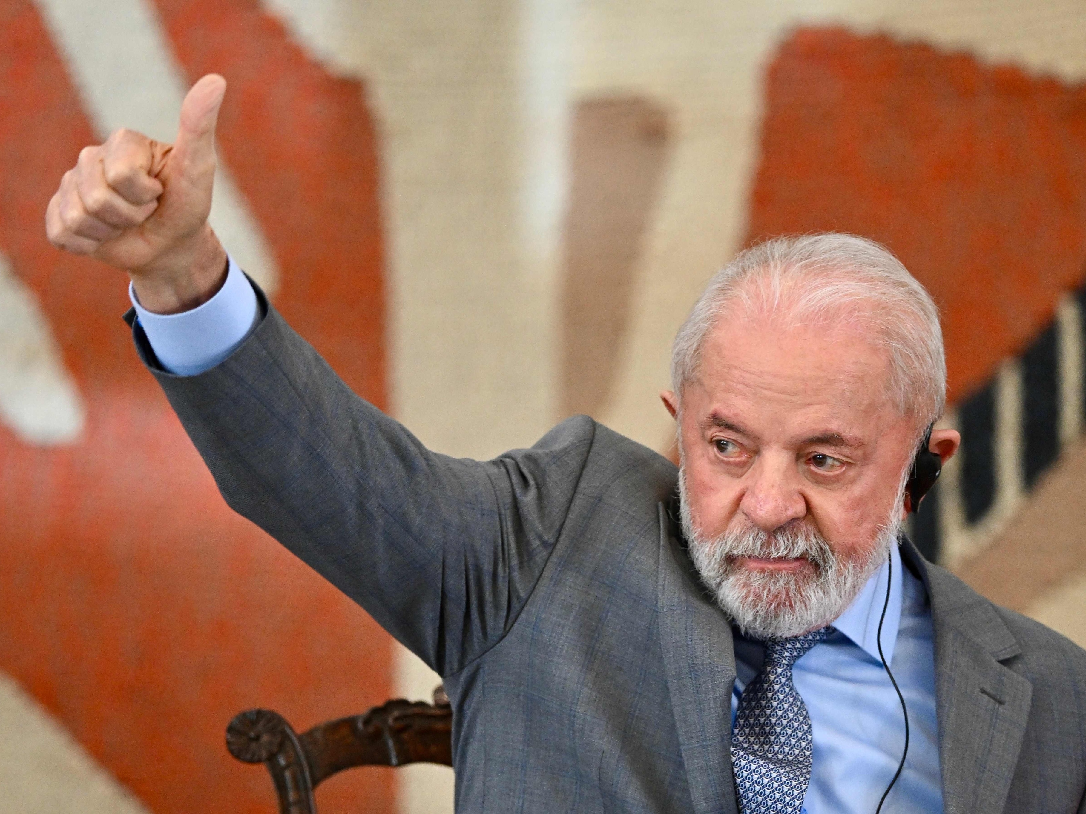 Lula visita sobreviventes de acidente de ônibus antes de ato da UNE em Goiás