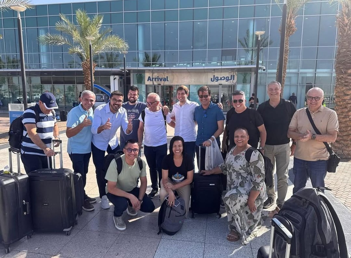 Políticos brasileiros retornam ao Brasil após visita a Israel
