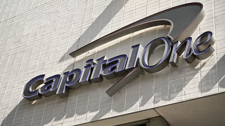 Capital One se destaca após aquisição da Discover, afirma Jim Cramer
