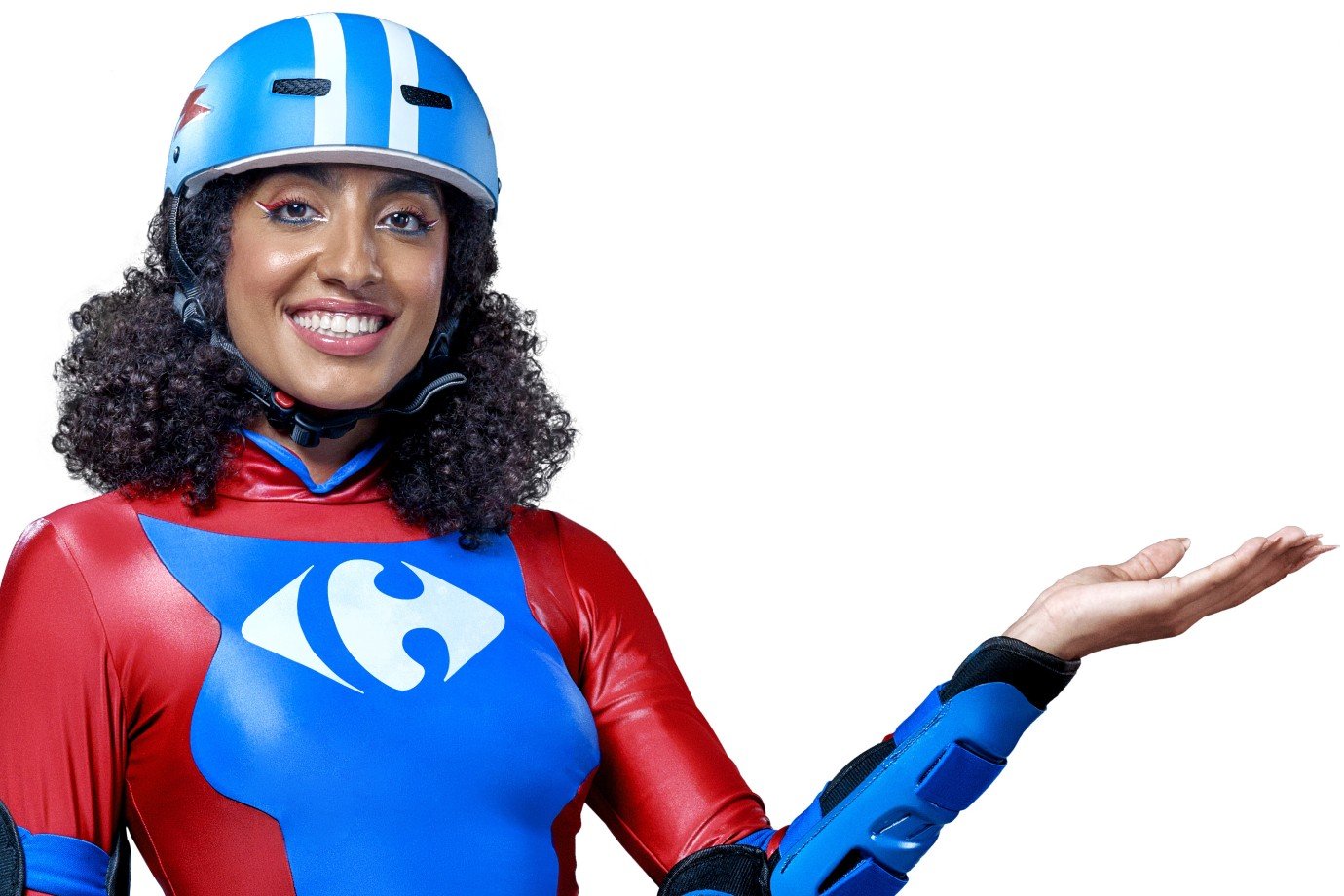 Patinadora do Carrefour retorna em campanha comemorativa de 50 anos da rede