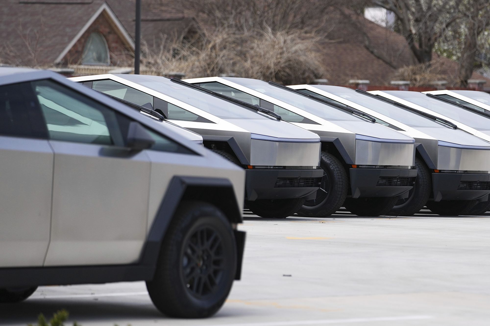 Modelos de carros Y durante a cerimônia de abertura da Gigafábrica da Tesla em Gruenheide, Alemanha, em 22 de março de 2022. (Foto: Julio Cortez/AP)