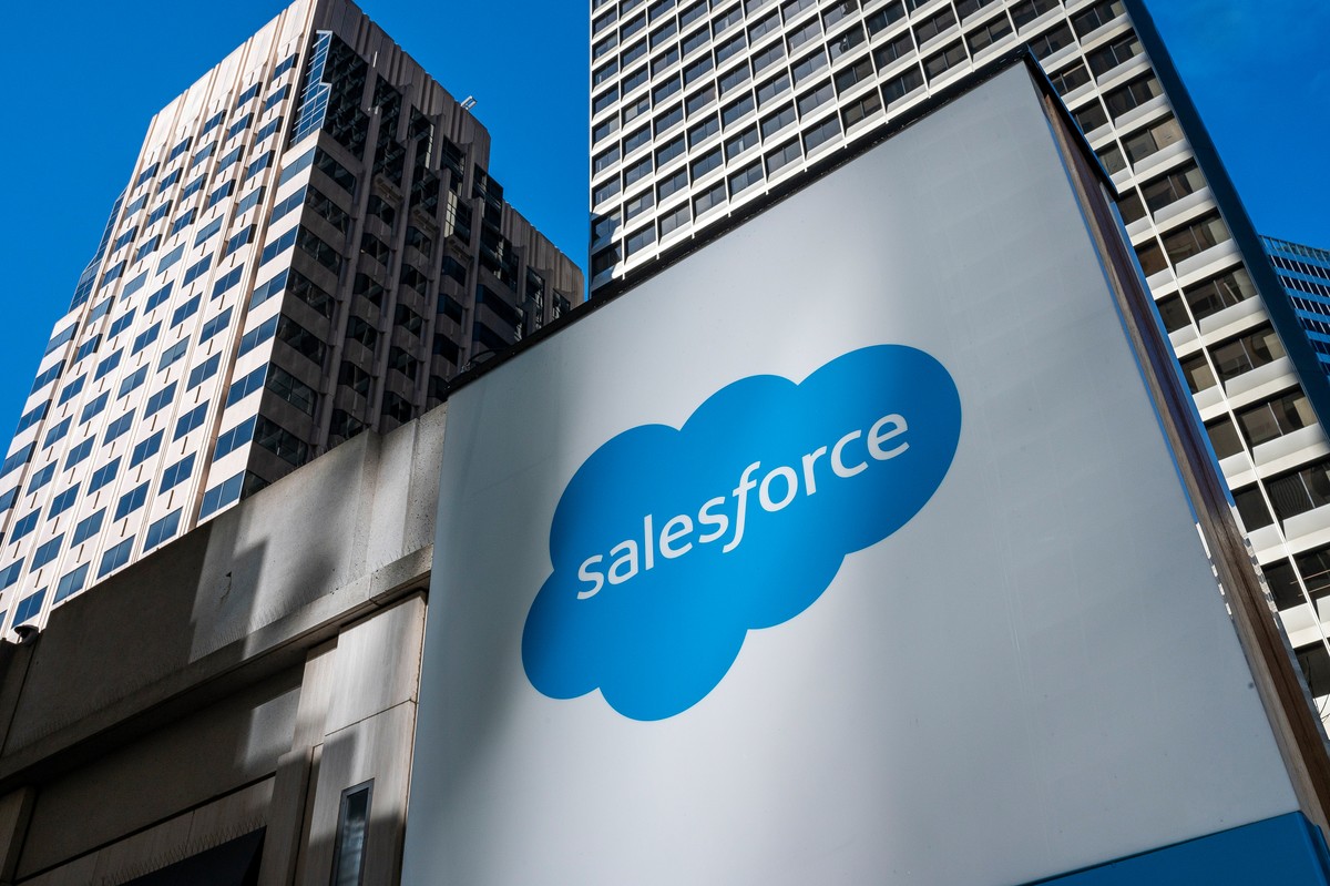 Salesforce afirma que uso de IA diminui necessidade de engenheiros e atendentes