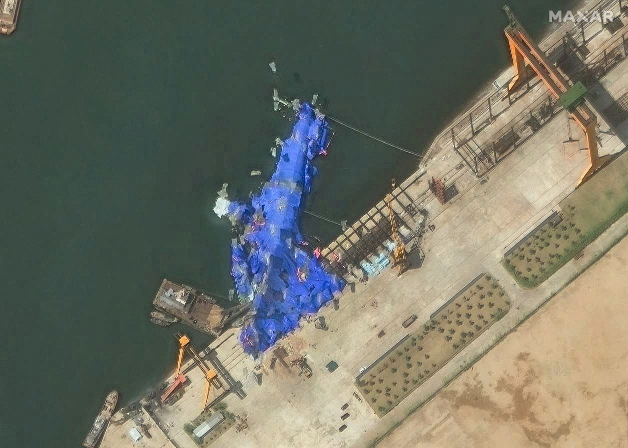 Uma imagem de satélite mostra um navio de guerra norte-coreano coberto com uma lona azul após um acidente ocorrido durante seu lançamento no estaleiro, em Chongjin, Coreia do Norte, em 23 de maio de 2025. (Foto: Maxar Technologies/Divulgação via REUTERS)