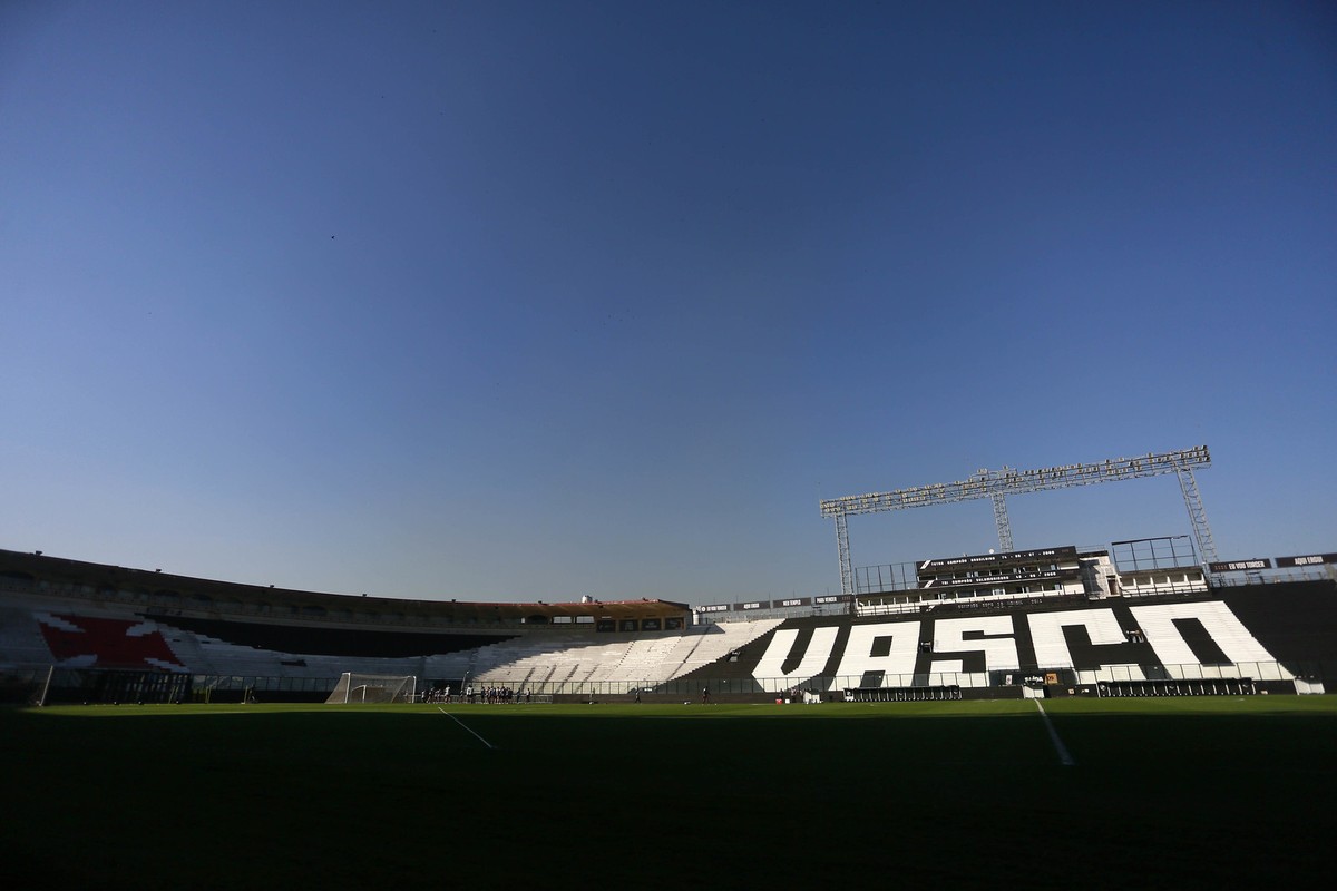 Vasco inicia reforma com pintura das arquibancadas de São Januário