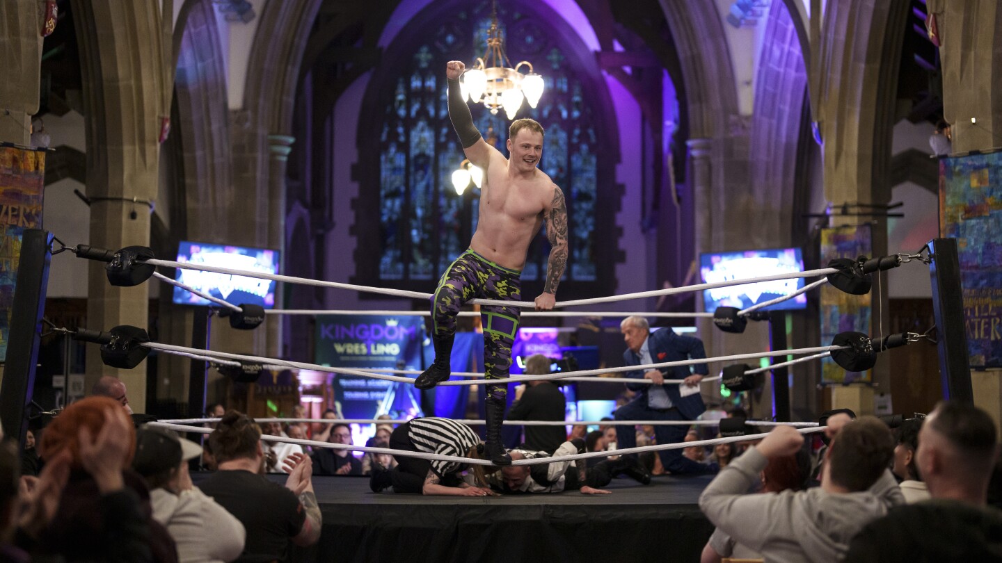 Billy O'Keefe celebra a vitória em uma luta de seis homens no evento de Wrestling Kingdom na Igreja de São Pedro em Shipley, no sábado, 29 de março de 2025. (Foto: AP Photo/Jon Super)