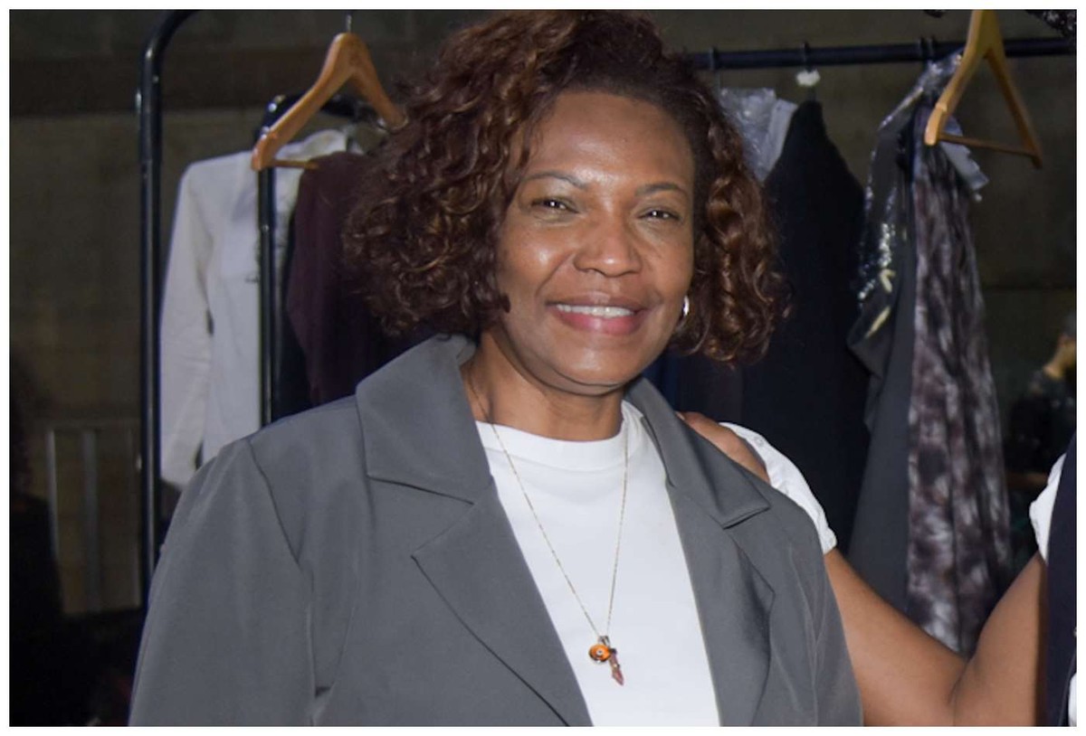Ex de Brown marca presença em desfile da coleção de roupas da filha