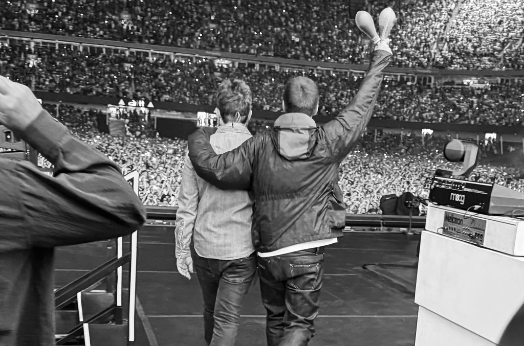 Oasis compartilha gravação ao vivo de sucesso no show de retorno em Cardiff