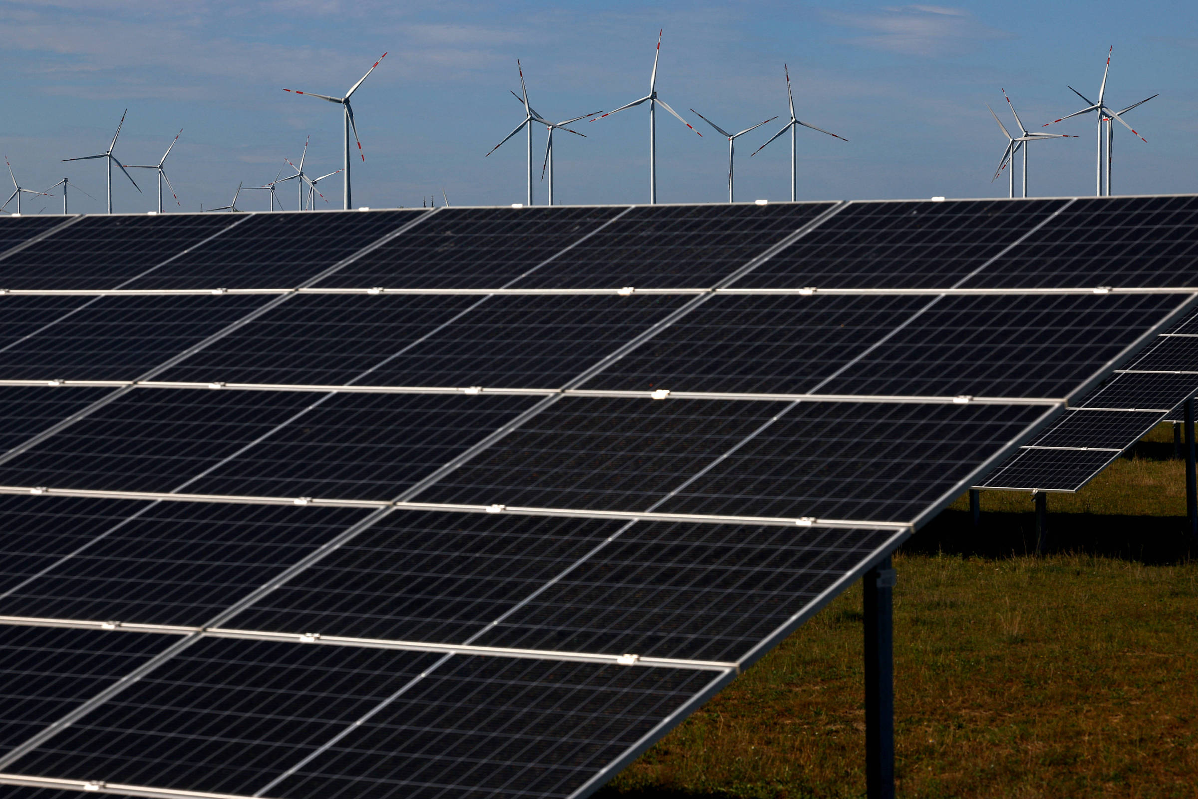 Painéis solares e turbinas eólicas em um parque de energia limpa em Werneuchen, na Alemanha (Foto: Lisi Niesner - 21.set.23/Reuters)