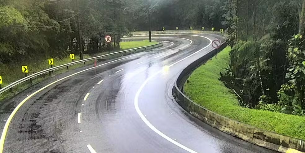 Rodovia do Tamoios permanece fechada devido a chuvas intensas e alagamentos em Ubatuba