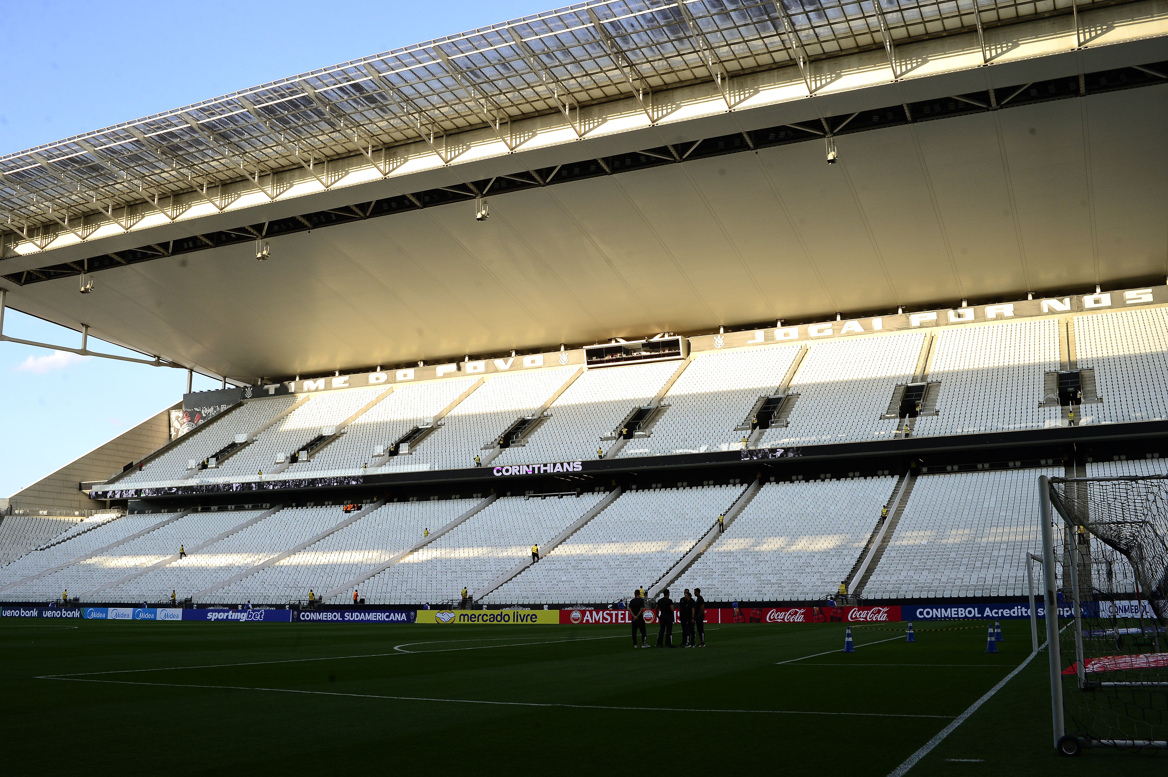 Cruzeiro enfrenta o Corinthians em busca da liderança no Brasileirão