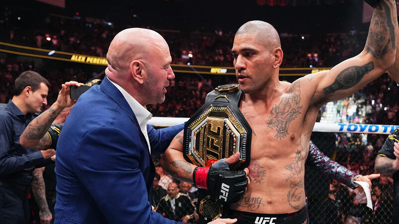 Dana White coloca o cinturão em Alex Poatan. (Foto: Reprodução/UFC)