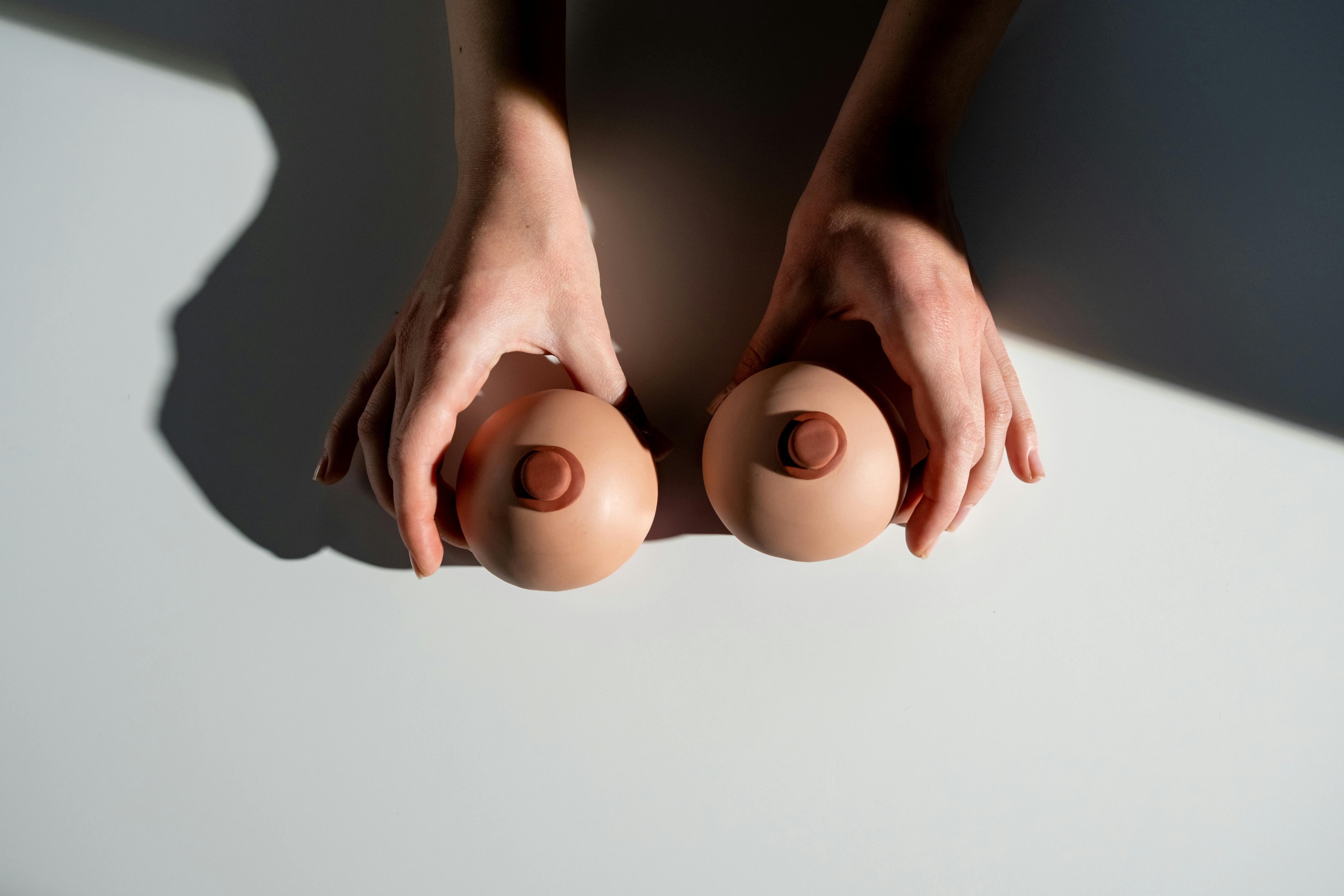 Entenda como funciona a técnica de preenchimento dos mamilos com o Nipple filler