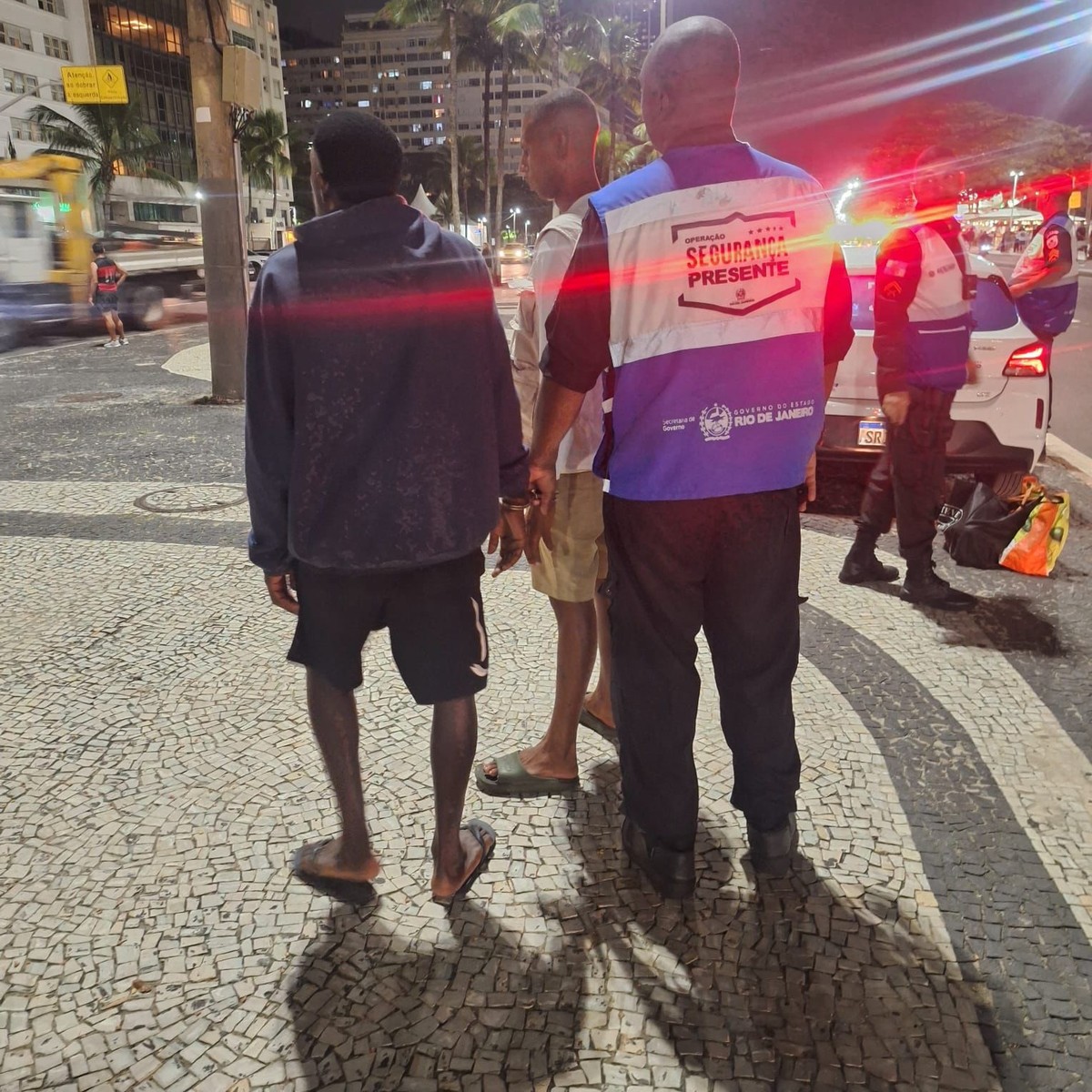 Turistas compram maconha em Copacabana e acabam revelando esquema de tráfico na orla (Foto: Divulgação/Segurança Presente)