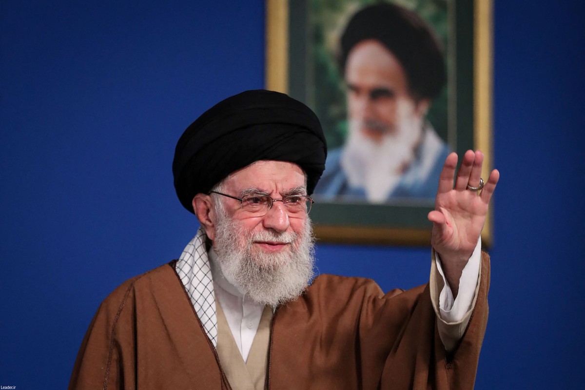 Aiatolá Khamenei declara início de batalha no Irã e intensifica tensões regionais