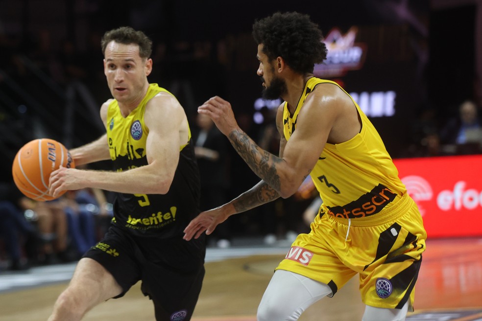 Marcelinho Huertas brilha com 39 pontos e lidera vitória histórica nos playoffs