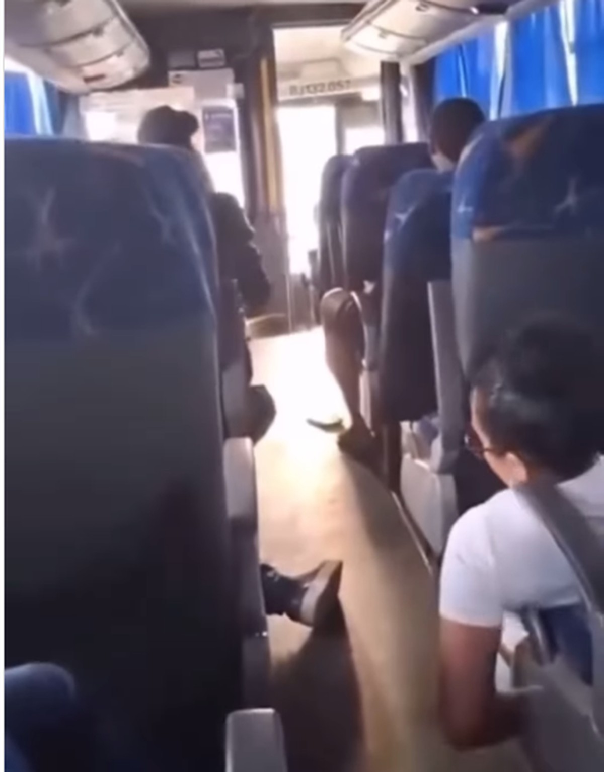 Policiais militares do Batalhão de Policiamento em Vias Expressas (BPVE) prenderam, na manhã desta quarta-feira (7), dois homens em flagrante durante uma tentativa de assalto a um ônibus na Avenida Brasil, na altura de Irajá, sentido Centro do Rio. (Foto: Reprodução)