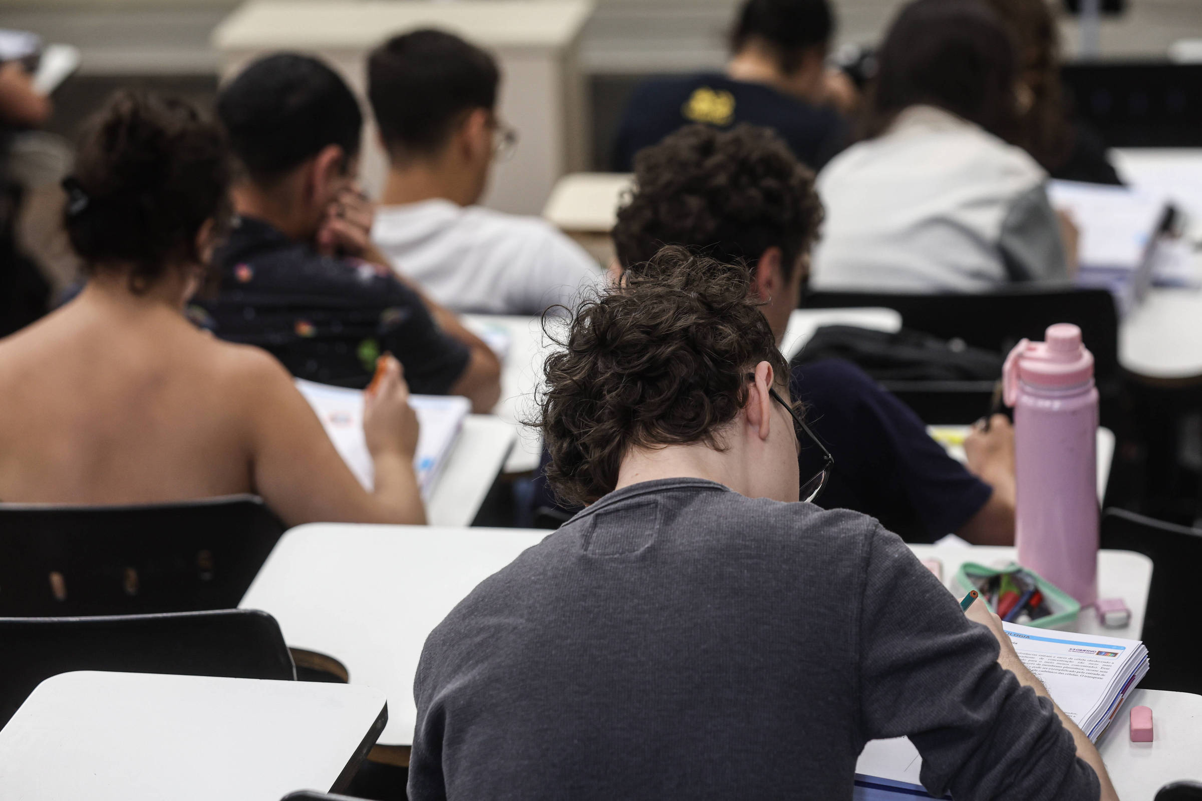 Cursos orientam universitários sobre financiamento e prevenção de endividamento