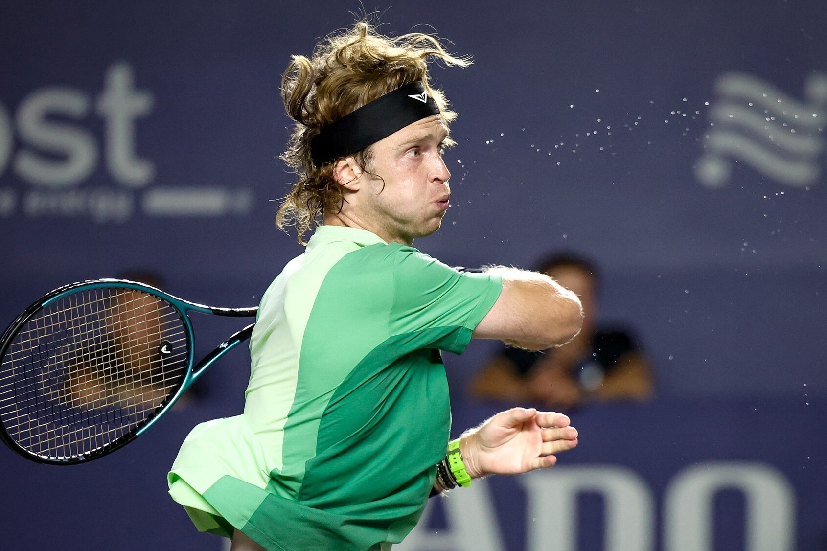 Rublev supera adversidades e avança para a semifinal em Los Cabos