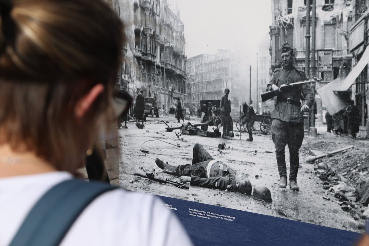 Exposição ao ar livre no centro de Berlim sobre os últimos dias da II Guerra Mundial. (Foto: Sean Gallup/Getty Images)