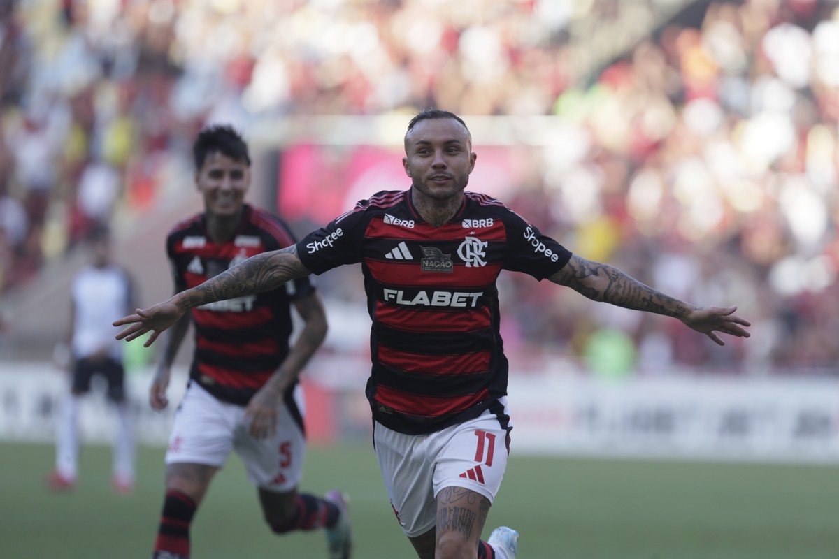 Cebolinha abre o placar na goleada do Flamengo sobre o Corinthians (Foto: Marcelo Teobald / Agência O Globo)