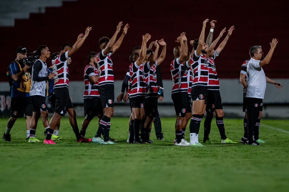 Santa Cruz vence Ferroviário por 3 a 1 e se destaca na Série D com tática adaptável