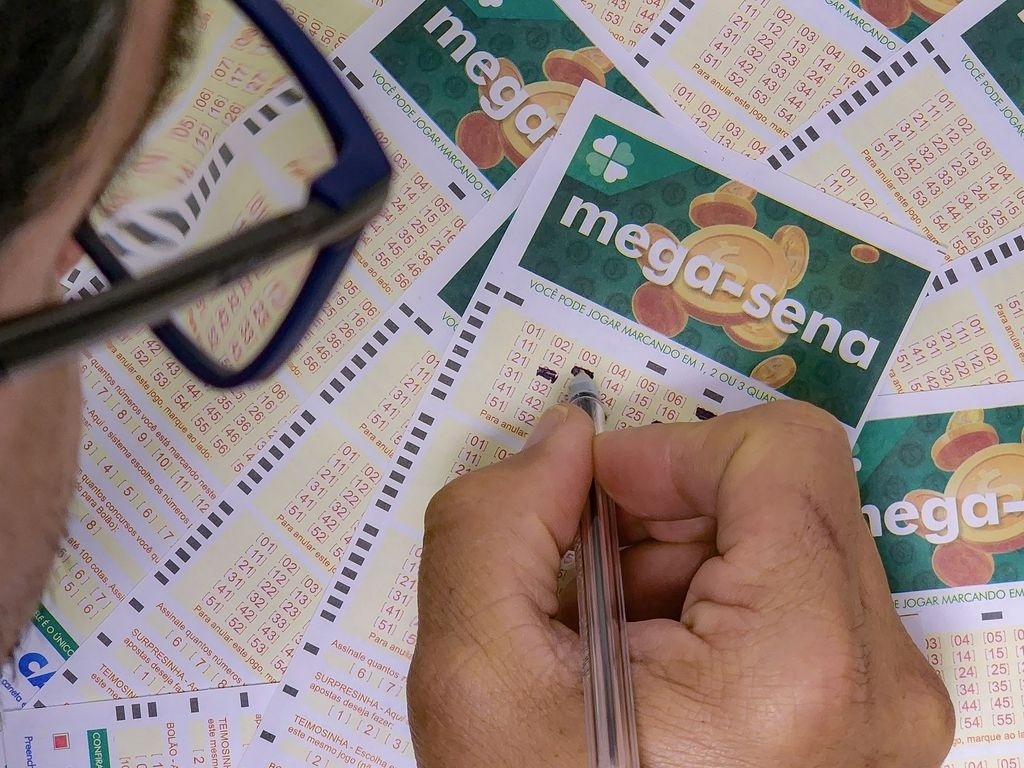 Mega-Sena sorteia prêmio de R$ 110,9 milhões; veja os números sorteados