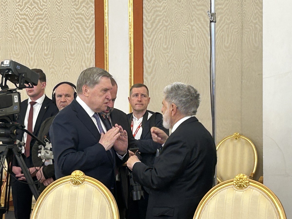 Amorim com o assessor de assuntos internacionais da Presidência russa, Yusi Ushakov, antes do encontro de Lula com Putin (Foto: Marcelo Ninio)