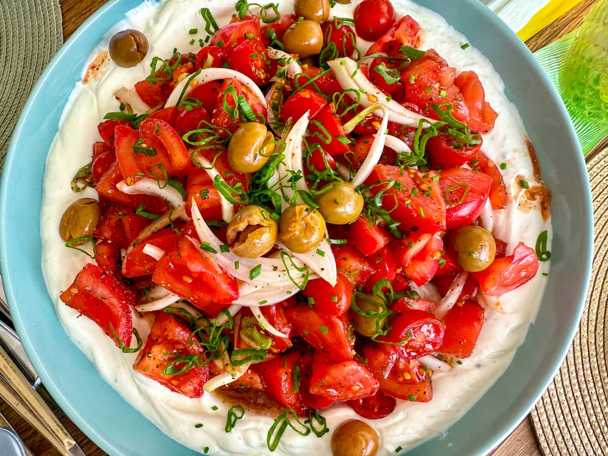 Receita de ensalada cremosa de tomates com iogurte colado surpreende paladares
