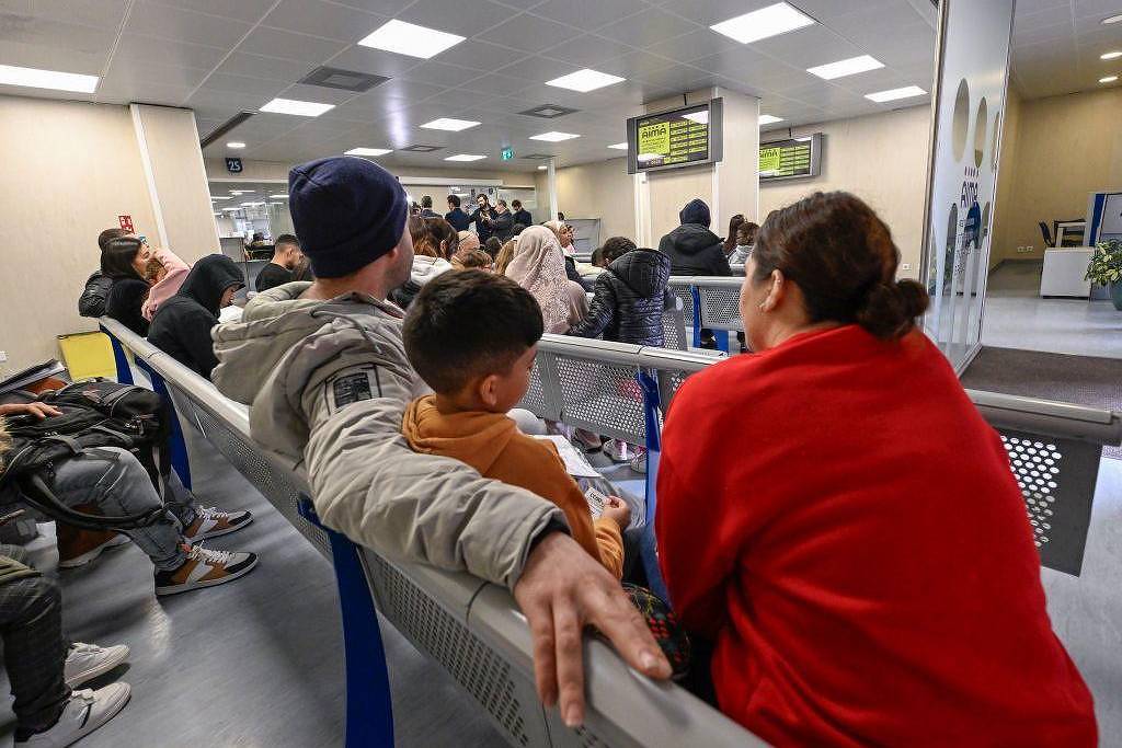 Governo português impõe nova política de imigração e afeta brasileiros em espera