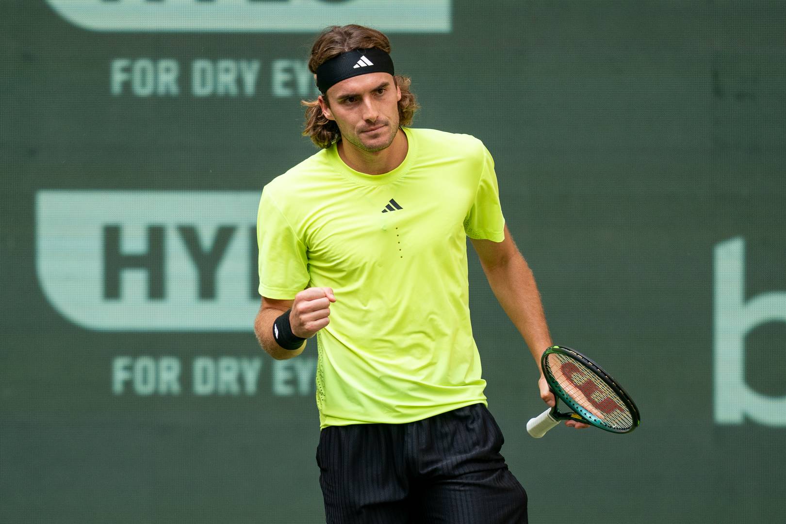 Tsitsipas supera desafios e conquista vitória sob a orientação de Ivanisevic