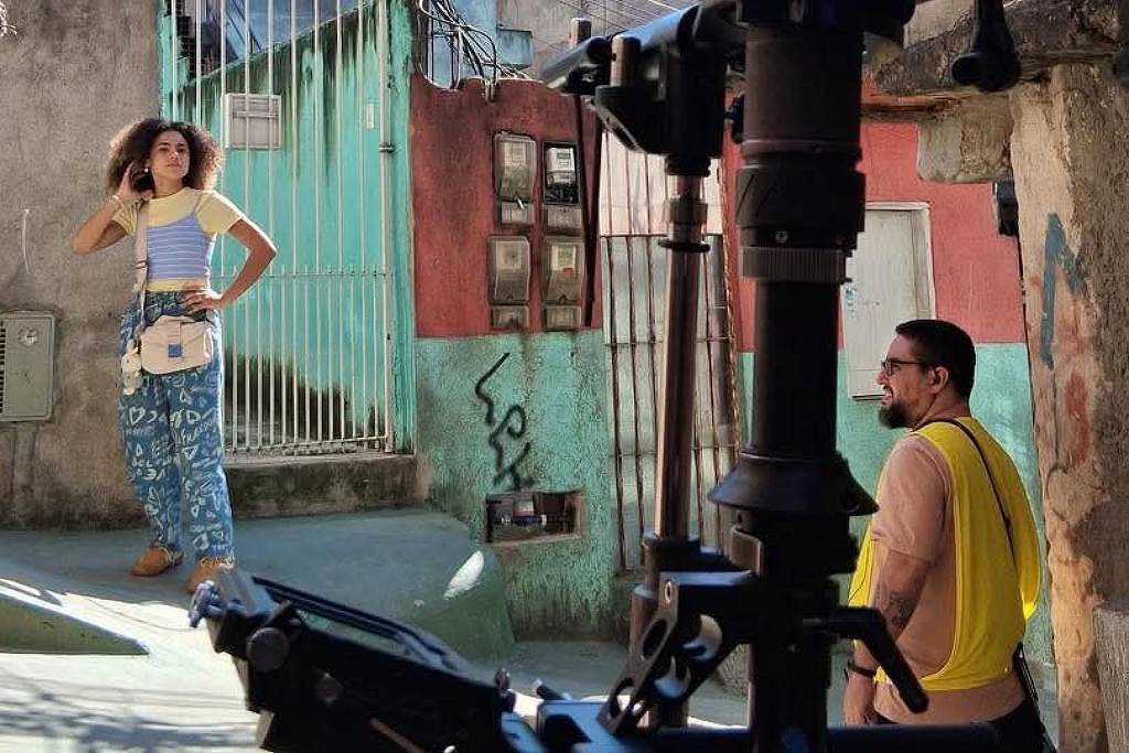Gravação da nova novela das 9 mobiliza moradores da Brasilândia em São Paulo