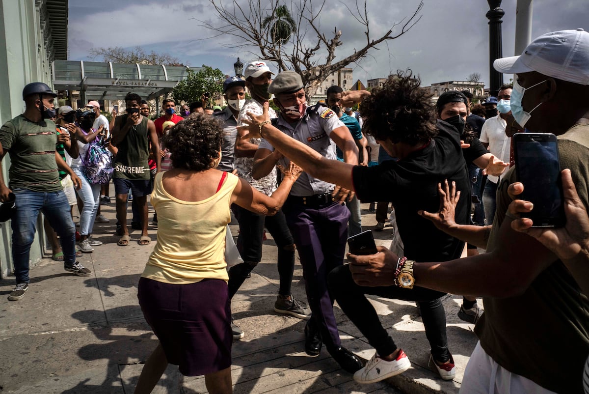 Cuba aplica punições severas a manifestantes com tortura e isolamento extremo