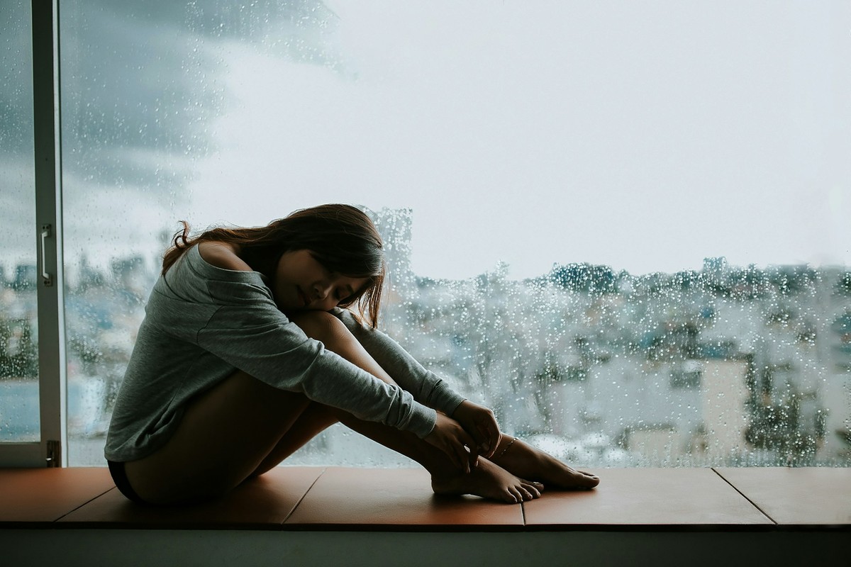 Aumento de sofrimento mental afeta mais meninas e jovens LGBTQIA+, revela estudo
