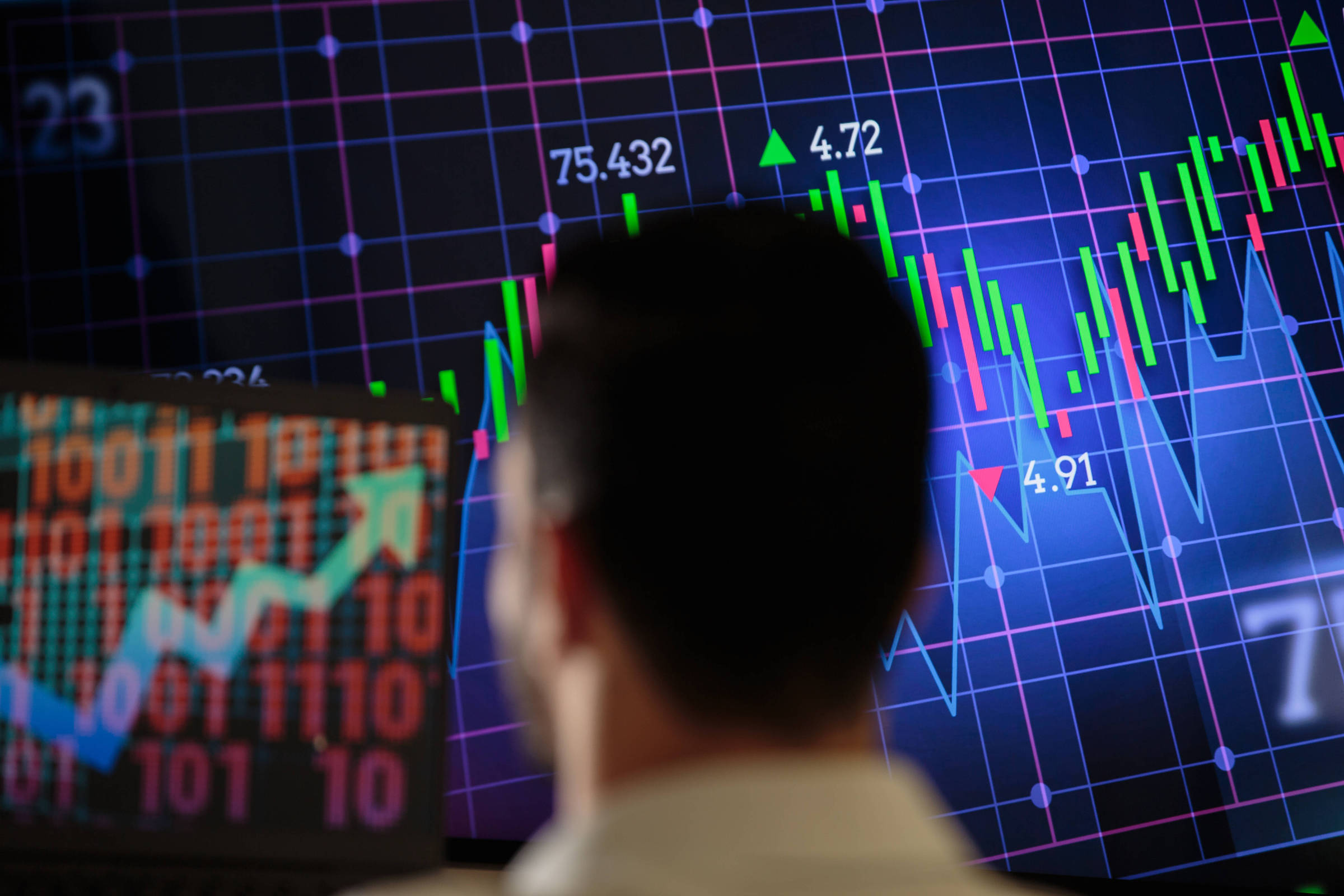 Analista da XP Investimentos examina gráficos (Foto: Jardiel Carvalho/Folhapress)