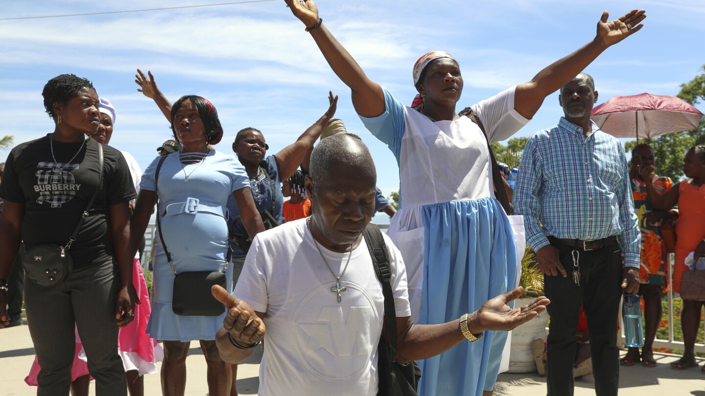 Milhares de haitianos realizam peregrinação anual em meio a gangues e violência