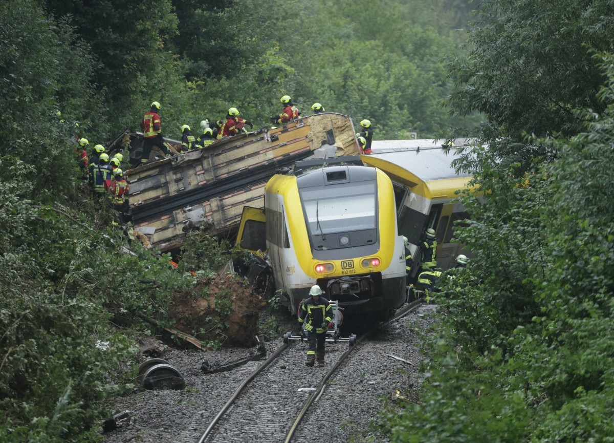 Trem descarrila na Alemanha com 100 passageiros e causa feridos e pânico