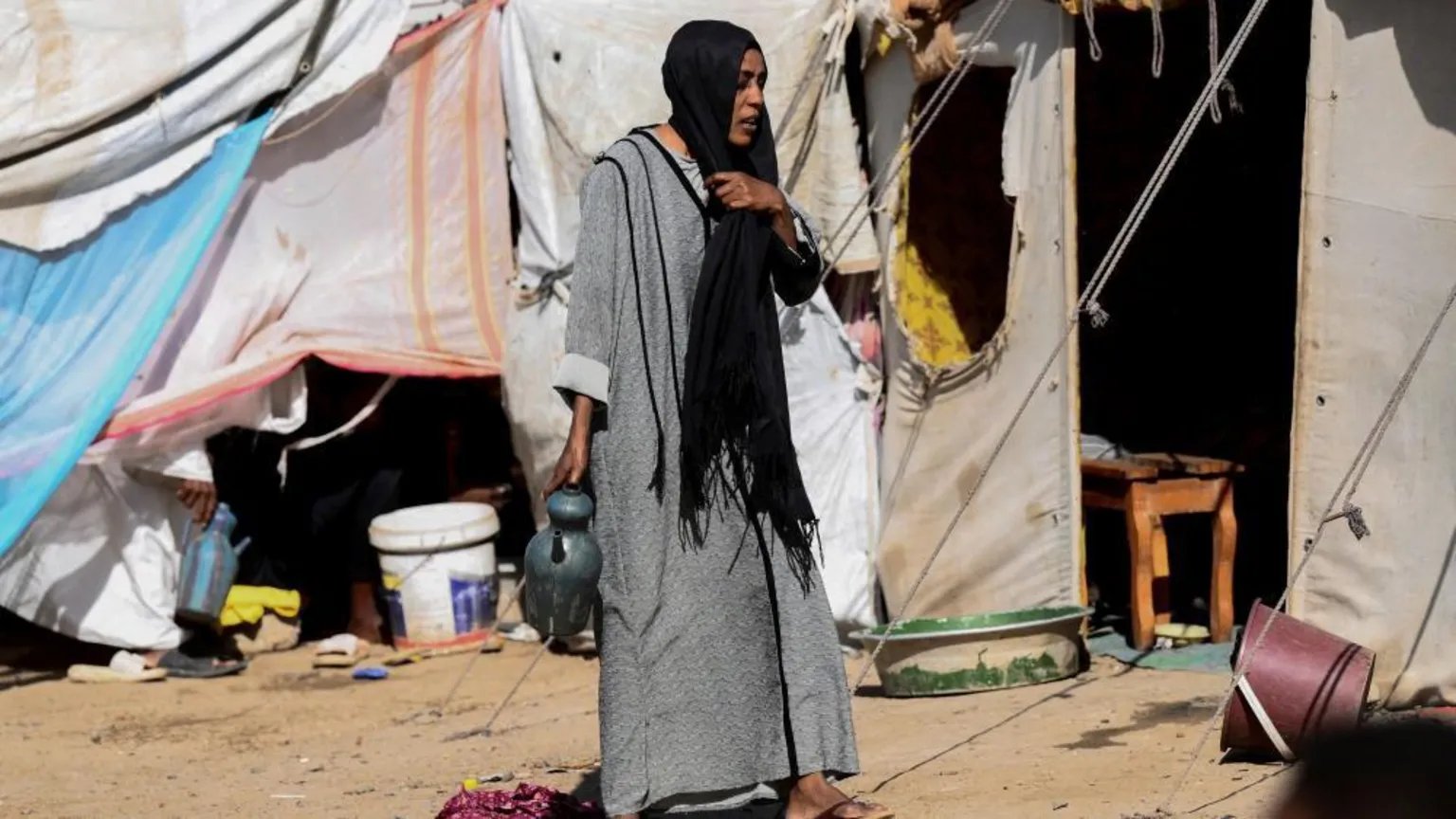 Centenas de milhares de civis deslocados fugiram para Port Sudan desde o início da guerra civil de dois anos. (Foto: Reuters)