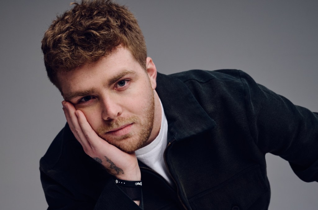 Novas músicas de Alex Warren, Jessie Murph e BTS agitam a sexta-feira musical