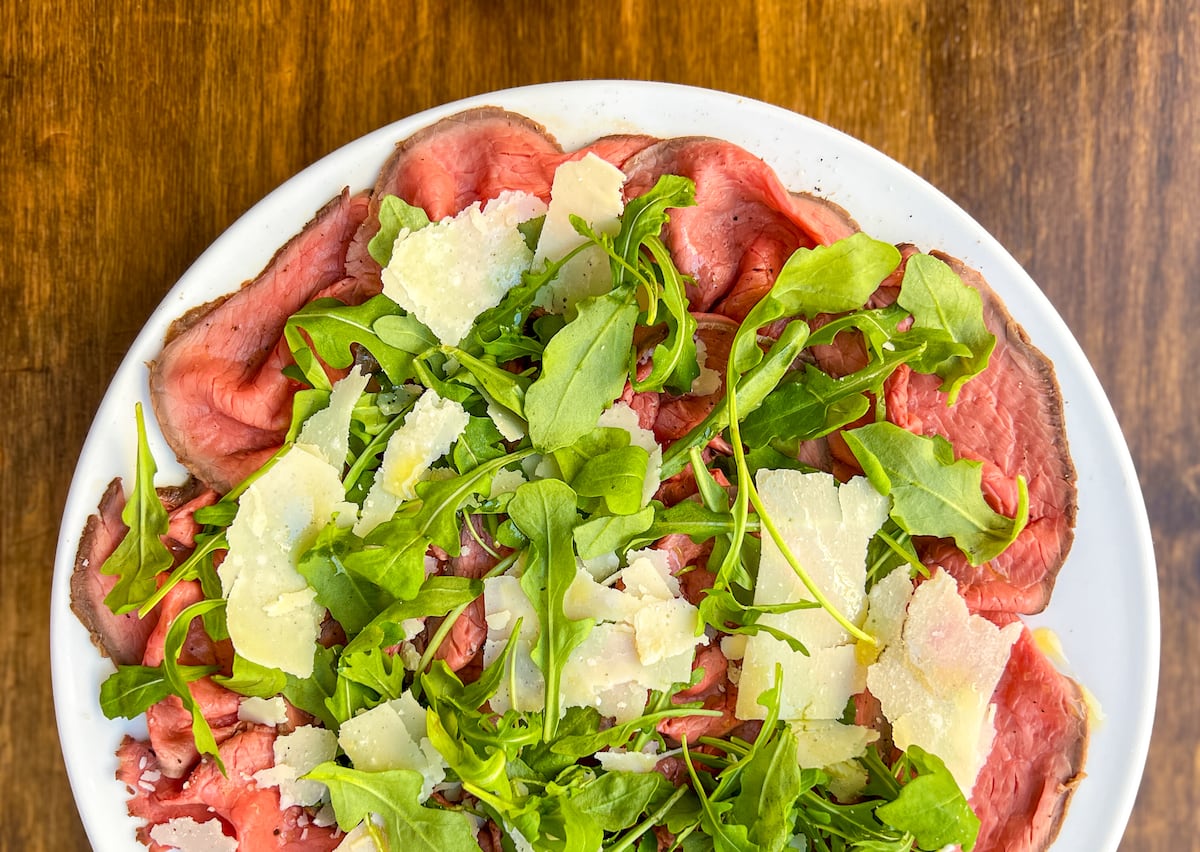 Um pouco rosbife, um pouco carpaccio (Foto: Mònica Escudero)
