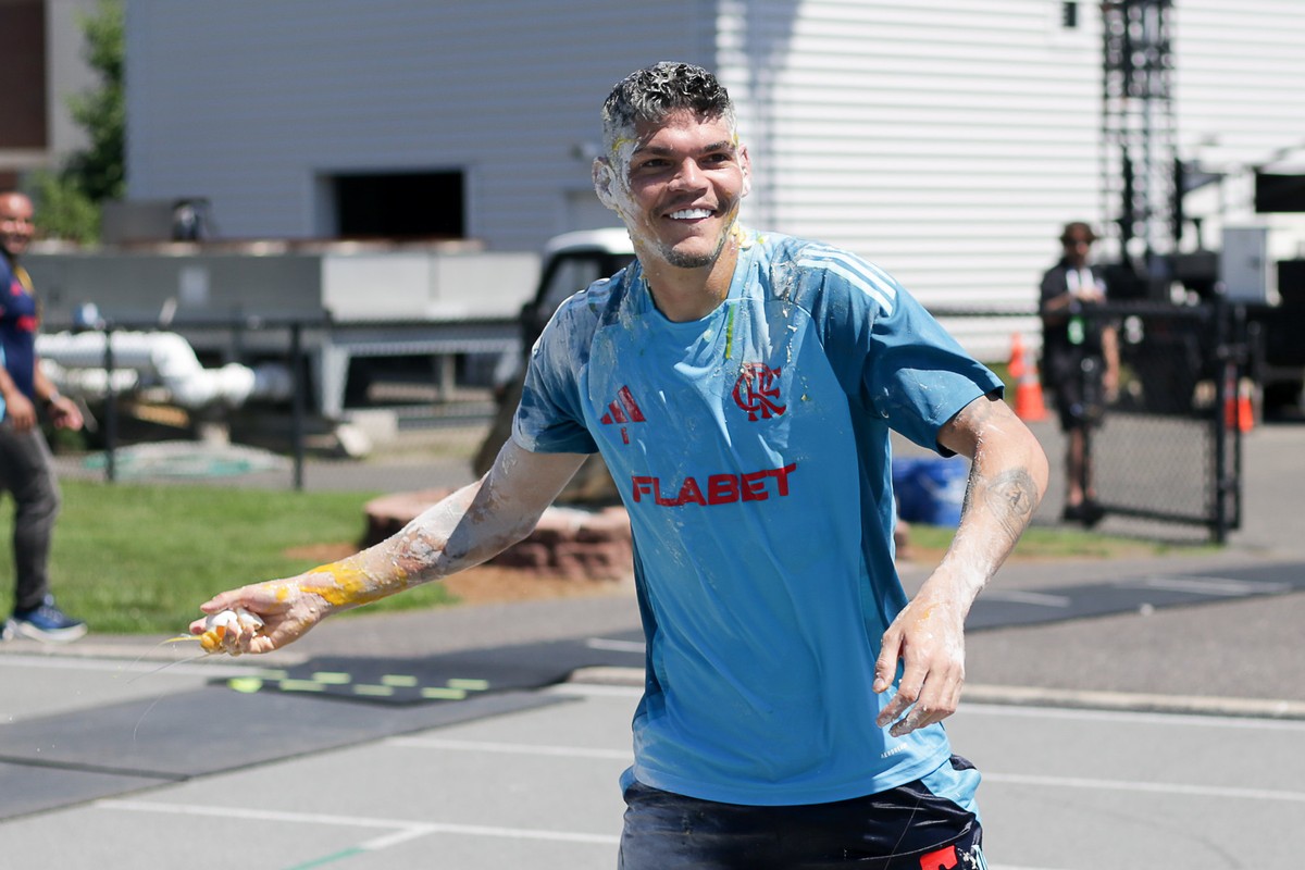 Ayrton Lucas é surpreendido com 'ovada' em treino antes da final contra o Chelsea
