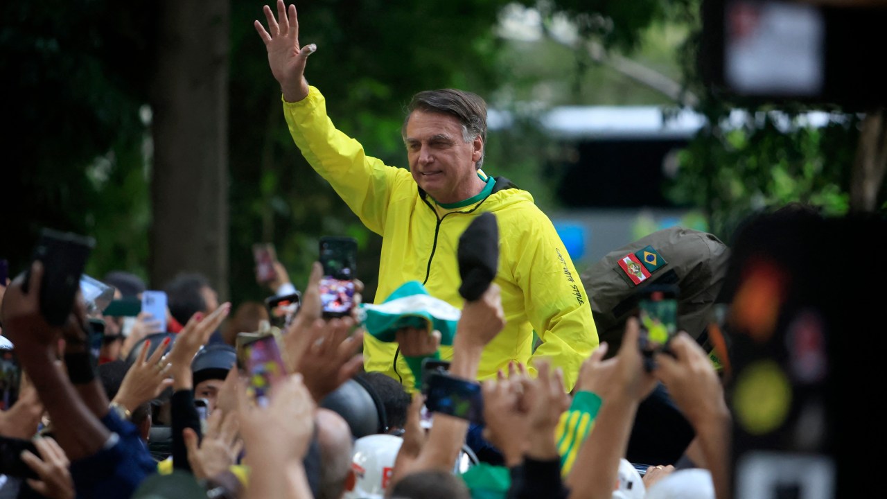 Ex-presidente Jair Bolsonaro na Avenida Paulista, em São Paulo (06/04/2025) (Foto: Miguel SCHINCARIOL/AFP)  
Ex-presidente Jair Bolsonaro (PL) e governador de São Paulo, Tarcísio de Freitas (Republicanos), na primeira manifestação de rua após Bolsonaro virar réu no Supremo Tribunal Federal (STF), pedindo anistia aos golpistas baderneiros de 8 de Janeiro (Foto: Tiago Queiroz/Estadão)