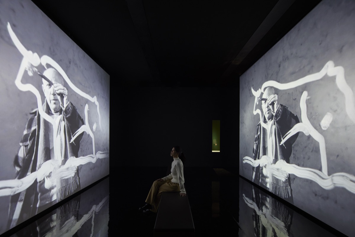 Os visitantes podem assistir ao documentário curto "Visite à Picasso" e acompanhar o processo de pintura do artista em telas auxiliares. (Foto: Lok Cheng/Courtesy M+ Museum, Hong Kong)