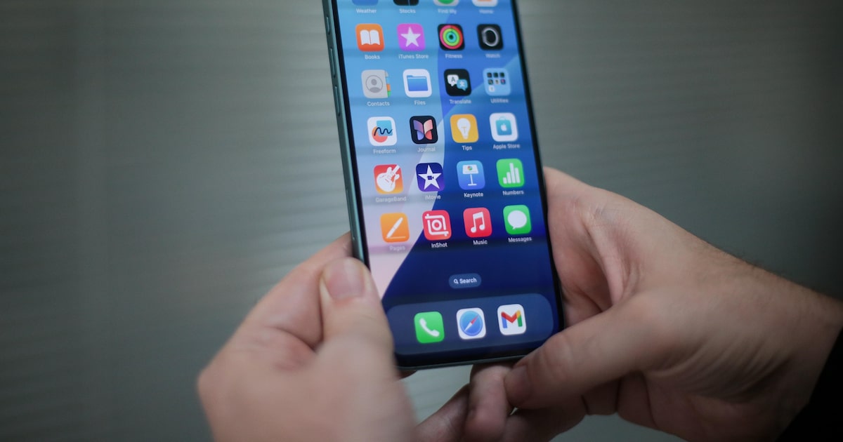 Modelo dobrável deve ser anunciado junto com os iPhones 18 Pro; versões de entrada ficam para 2027 (Foto: Felipe Rau/Estadão)