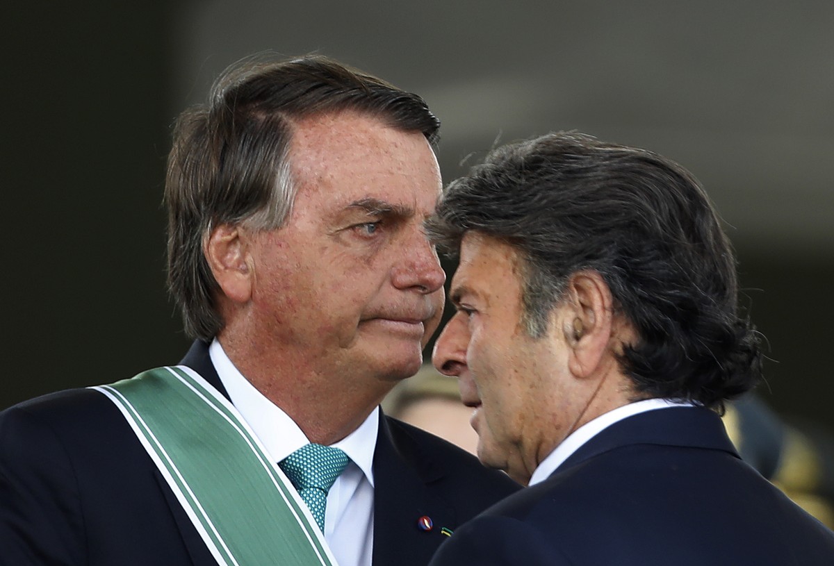 Jair Bolsonaro e o ministro do Supremo Tribunal Federal, Luiz Fux, durante cerimônia do Exército (Foto: Cristiano Mariz/Agência O Globo)