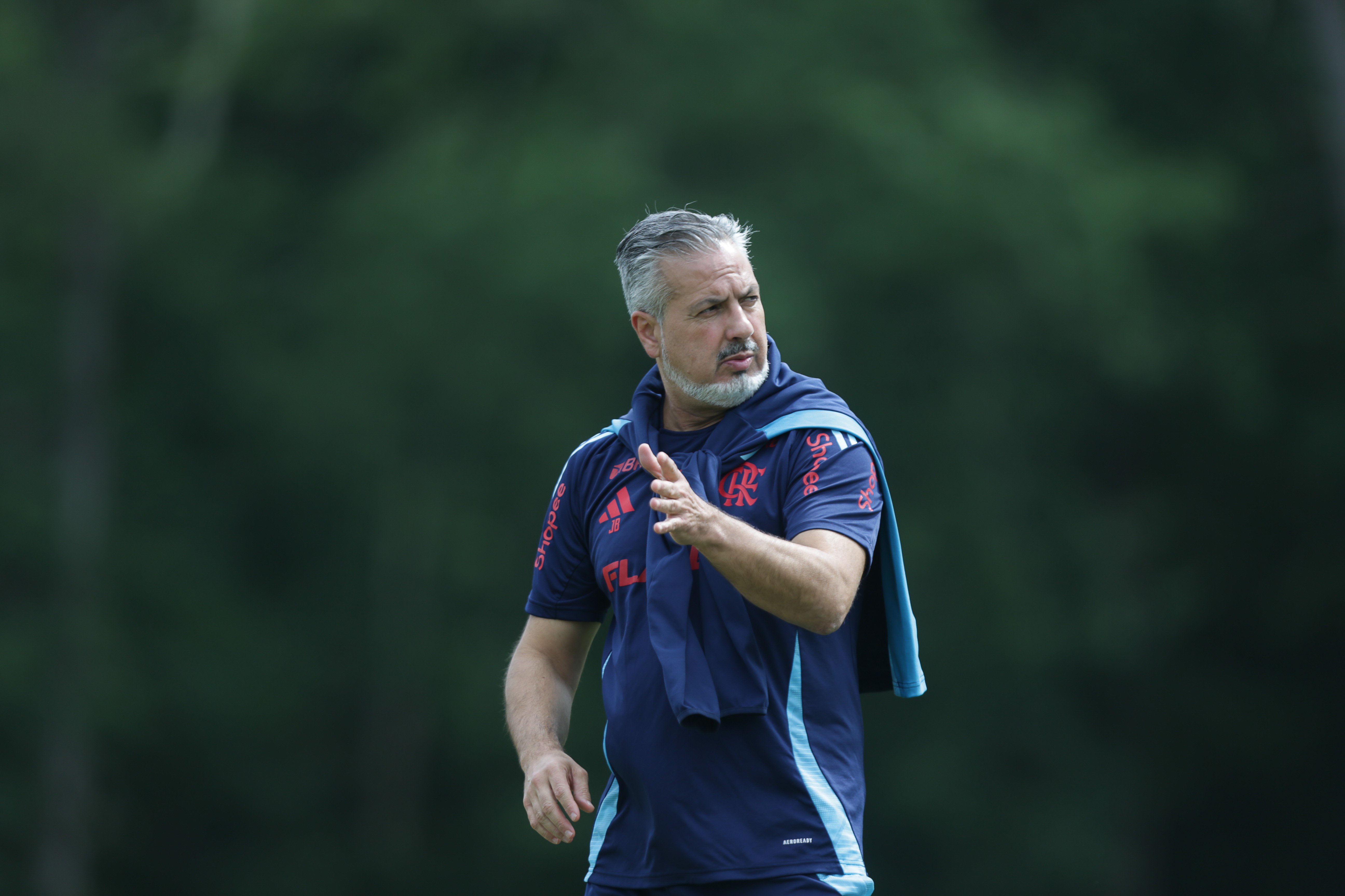 Flamengo busca reforços e revela posições prioritárias no mercado de transferências