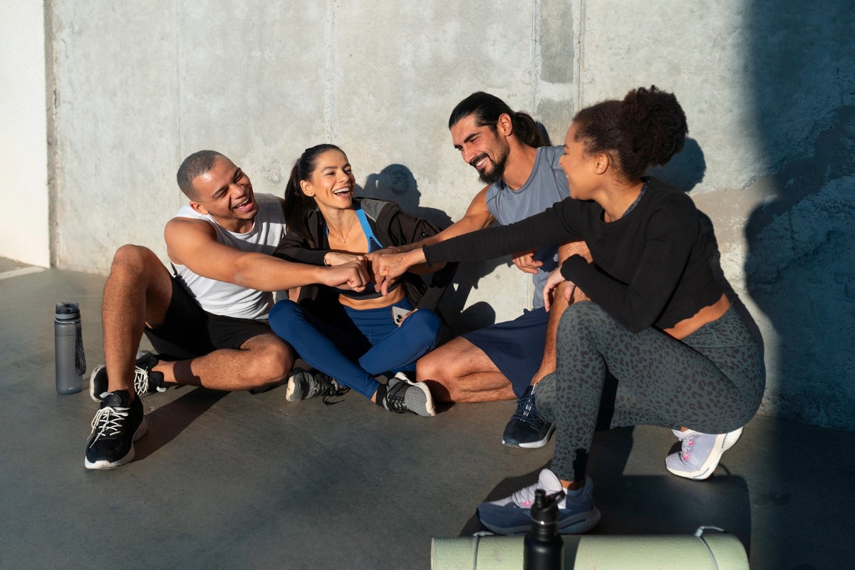 Treinar em grupo cria um ambiente de incentivo mútuo. (Foto: Freepik)