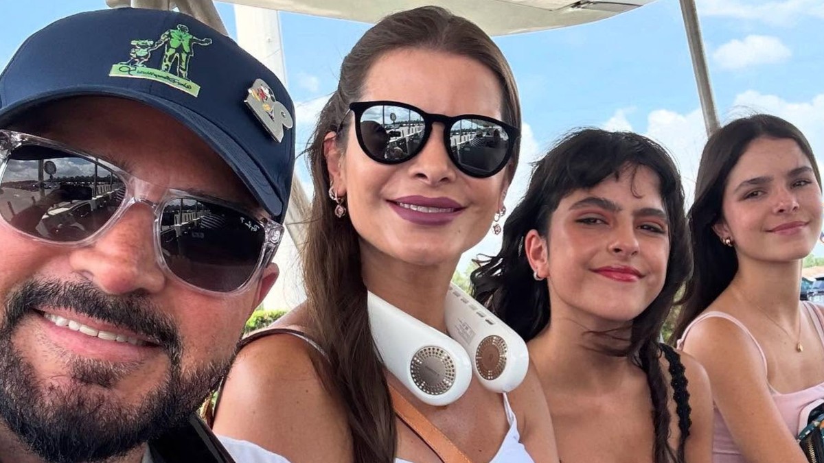 Luciano aproveita dia de parque nos EUA com esposa e filhas gêmeas