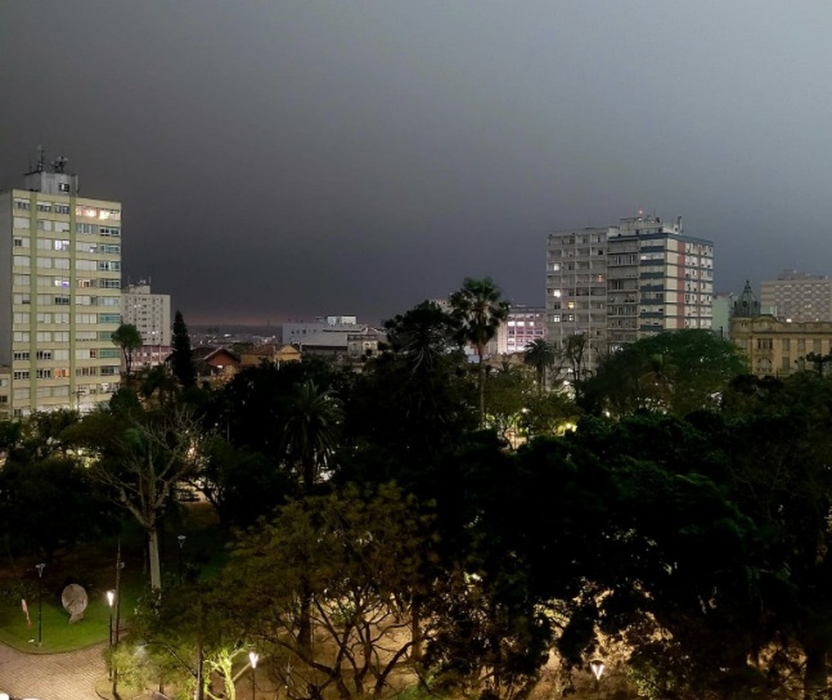 Dia vira noite em Pelotas (RS) após forte chuva (Foto: Reprodução/Redes sociais)