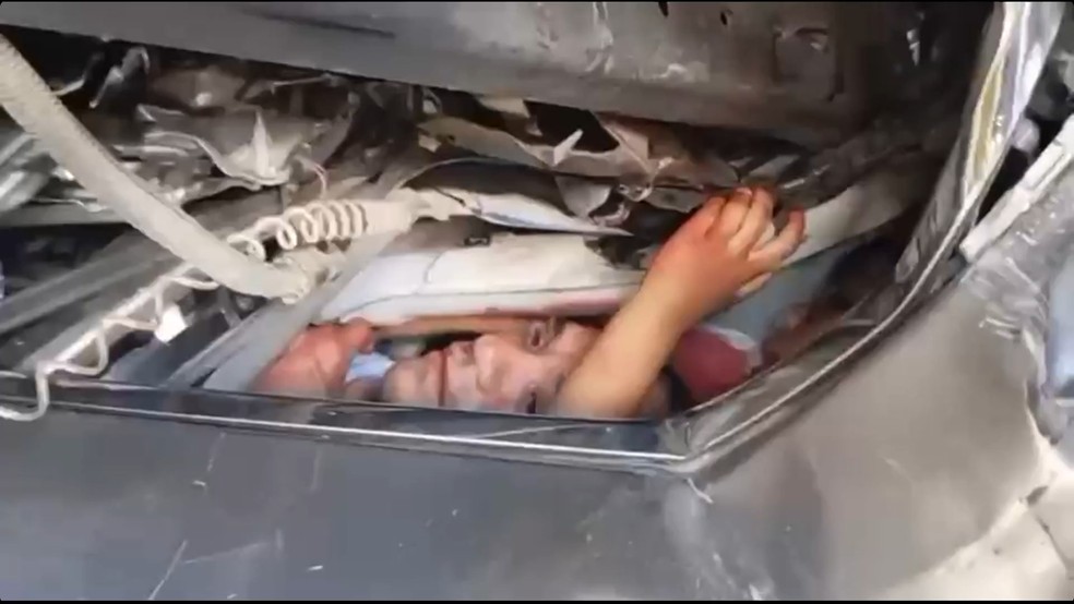 Carro é esmagado e mãe clama por ajuda ao filho preso nas ferragens