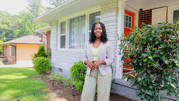 Jovem compra casa aos 23 anos e transforma o lar em um espaço especial